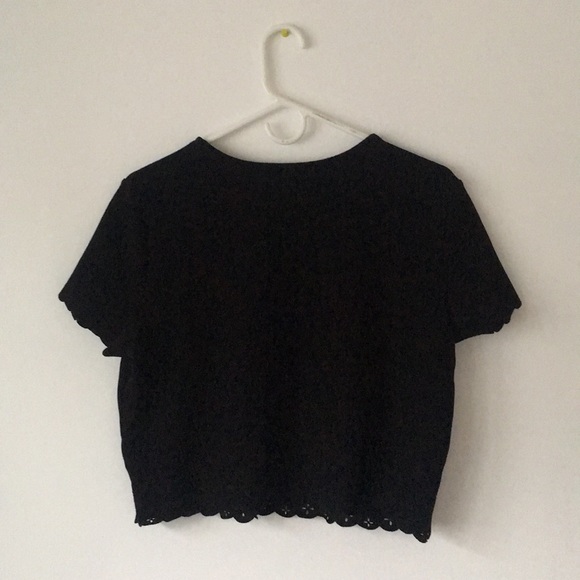 Scalloped Edge Crop Top - Picture 2 of 2